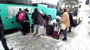 ⑤雪の駐車場で荷物の積込み