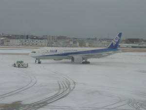①雪の福岡空港