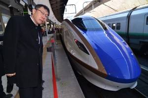 台北市長柯文哲參訪東京車站，觀察新幹線月台（照片提供：台北市政府）