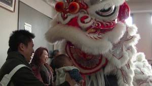 舞獅在京濱三江公所逗弄僑民小嬰兒