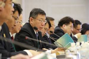 台北市長柯文哲在駐日代表沈斯淳的陪同下，率市府團隊聆聽東京都知事介紹東京主要建設
