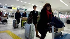 ②荷物を受け取り、ロビーへ