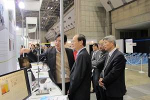 駐日代表沈斯淳透過台灣館的參展單位人員的解說，了解台灣奈米科技發展進況