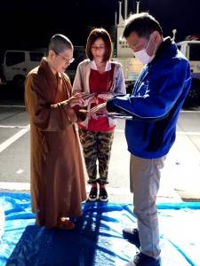 益城町から物資の追加要請を受ける。左から覚岸法師、龔培鋅さん、吉本氏