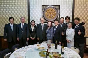 駐日代表沈斯淳（左４）與駐處處長粘信士（左２）與橫濱華僑總會幹部合影留念