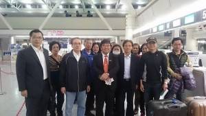 駐福岡辦事處處長戎義俊等人努力下,將因熊本震災,受困於南阿蘇村的11位台灣旅客平安接回(照片提供:中央社)