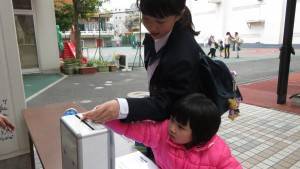 家長帶著小朋友來捐款
