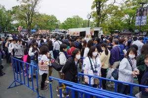台湾料理のワゴンには長蛇の列が