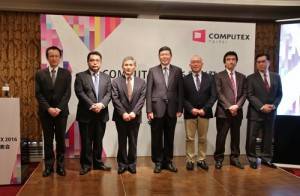 記者會上外貿協會副秘書長葉明水（右４）邀請台日企業在會中介紹今年電腦展其中展出的內容