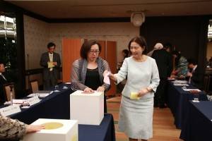 參選日總總會長的新垣旬子投下神聖的一票