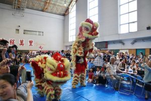 舞獅隊進場受到學生和家長夾道歡迎