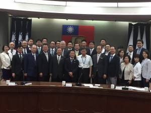 參訪團一行與台北市長柯文哲合影