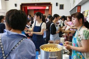 迎新園遊會是由各年級各班家長設攤準備台灣口味小吃