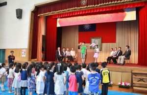 小學３年級在校代表分別用中日文，致詞歡迎小１新生和轉學生