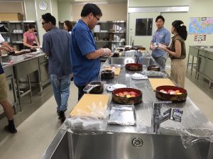 大家體驗親自做壽司