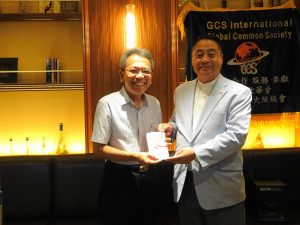 會長李忠儒贈紀念品予駐大阪辦事處僑務組前係長蔡元良 感謝他多年來服務僑界的辛勞