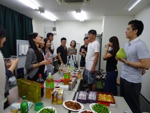 大家說說笑笑  非常融洽