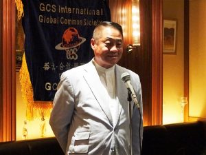 會長李忠儒為大家準備了月餅、希望大家在海外開心過節。