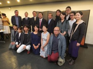 来賓と日台若手アーティストら