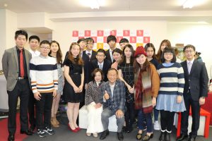 亞東親善協會會長大江康弘伉儷(前排右4,5)出席留日東京同學會忘年會