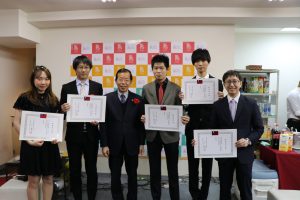 駐日代表謝長廷(左3)親自到場頒發服務證明給同學會幹部,感謝他們一年的付出