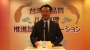 台湾産ハタをＰＲする農委会の翁章梁副主任委員