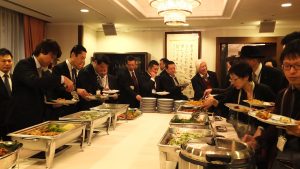 試食会では１２種のハタ料理が並んだ