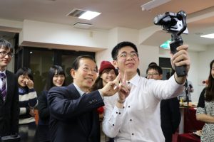 駐日代表謝長廷和留學生互動