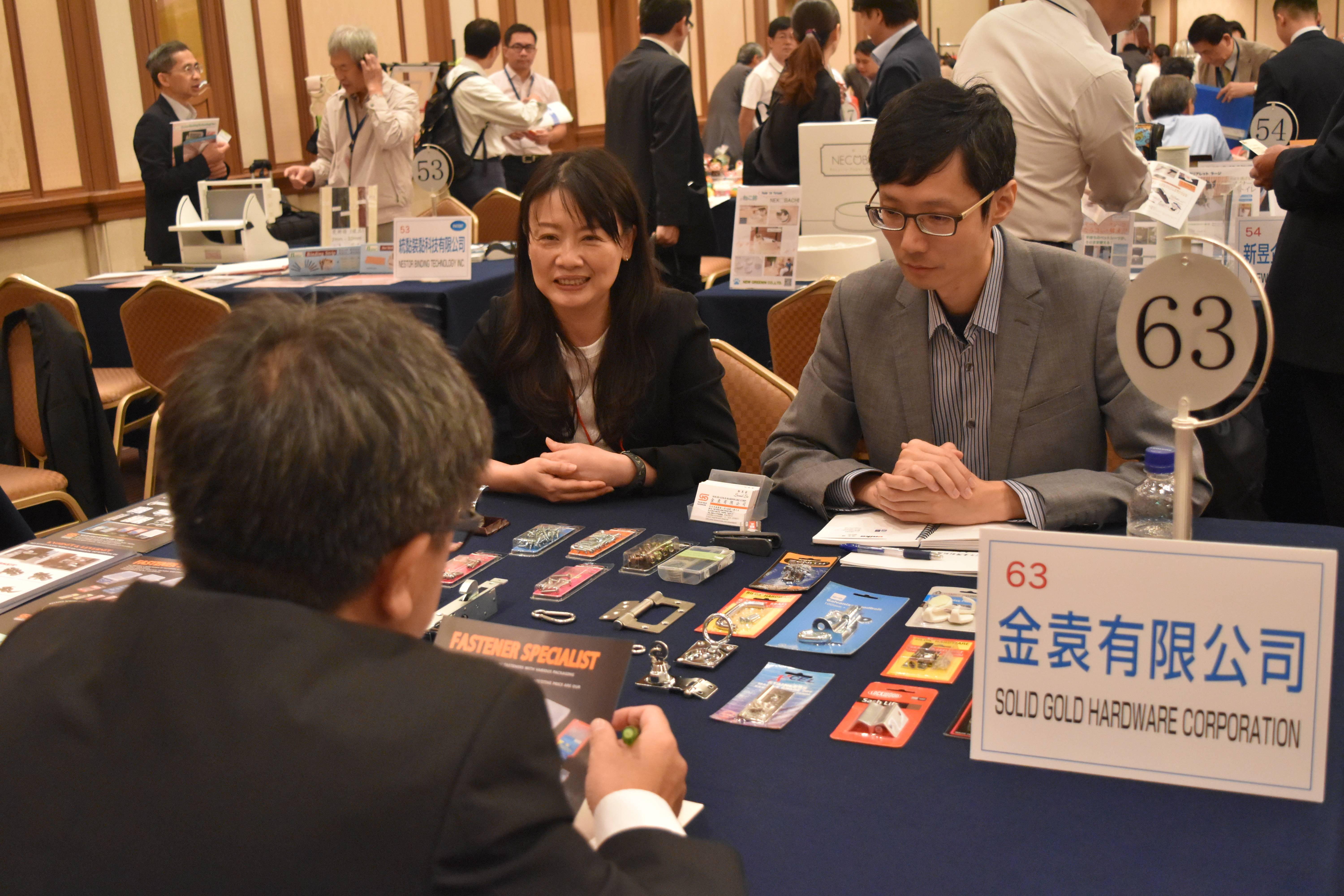 日本企業が集まり各ブースで商談