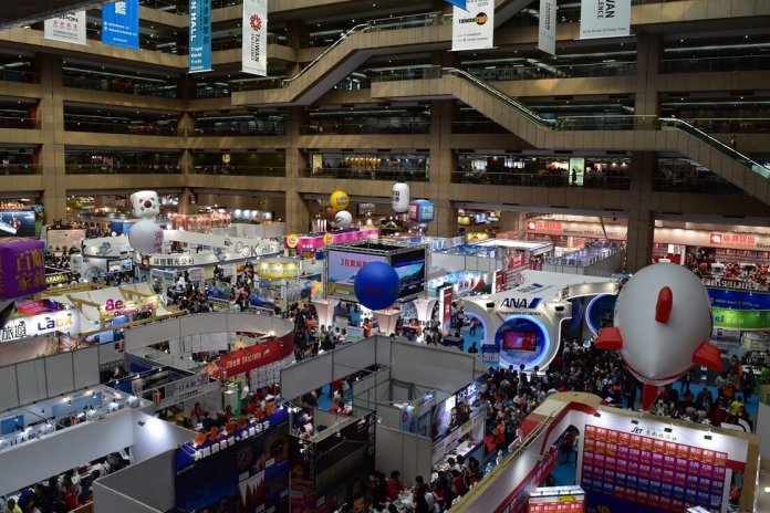 4日間で統計36万6976人の来場者が訪れた