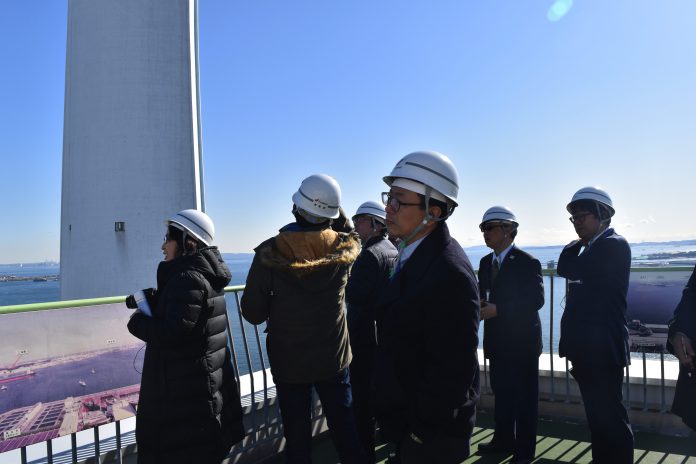 視察で火力発電の見識を深める台湾メディアら