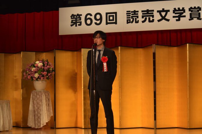 授賞式であいさつをする東山彰良氏