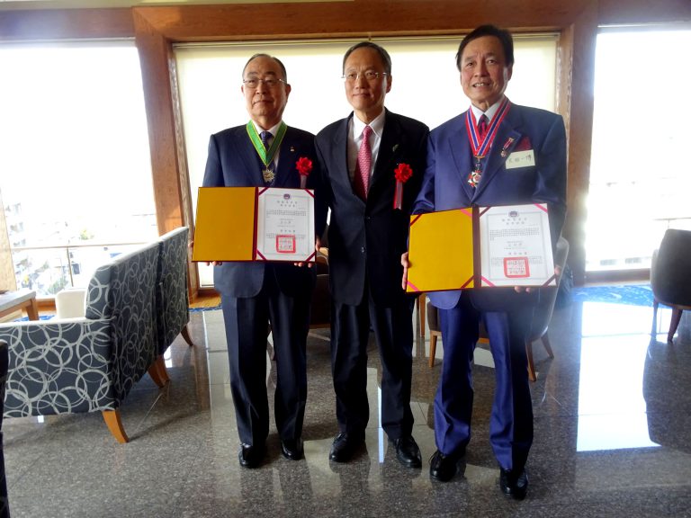 江口克彦氏が「外交之友奨章」、大田一博氏が「二等華光専業奨章」受賞