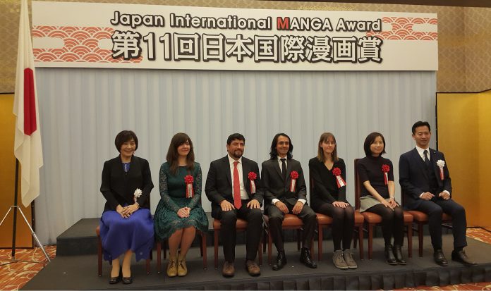 右起為日本外務大臣政務官岡本三成、台灣漫畫家SALLY、法國漫畫家ATELIER SENTO、哥倫比亞雙人組漫畫家GUERRA DIAZ(2人)、烏克蘭漫畫家REREKINA NATALIIA、審查委員長里中満智子