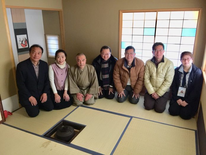 一行人體驗表千家茶道,由左依序為前駐日代表處文化組林默章副組長、私立達德高商許維純校長、表千家茶道師傅、聯盟總會長薛光豐、台北市立松山高中陳清誥校長、台南二中鄭忠煌校長、聯盟總會吳曉菁秘書長。
