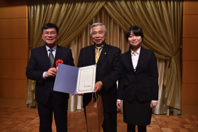 TAITRAの張揚鴻主任(左)はITI研修生と受入企業に記念品と表彰状を贈呈した