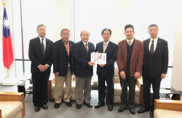駐大阪辦事處陳訓養處長(右三)與大阪中華總會會長洪勝信(左三)、副會長何武雄(左二)等一行合影