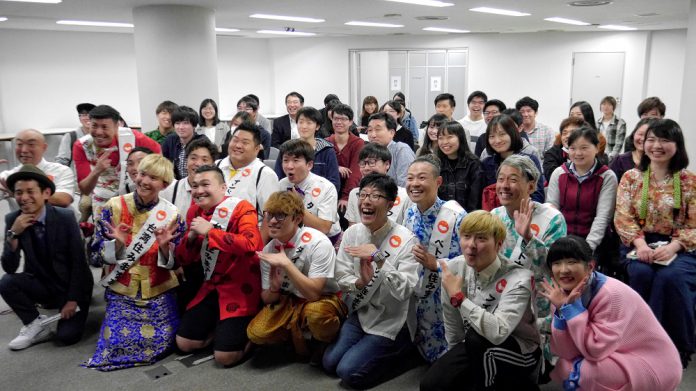 吉本興業的藝人與現場觀眾合照 - コピー