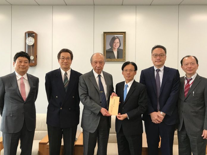 駐大阪辦事處陳訓養處長(右三)接受兵庫縣台灣同鄉會鄭正秀會長(左3)捐贈花蓮地震賑災款