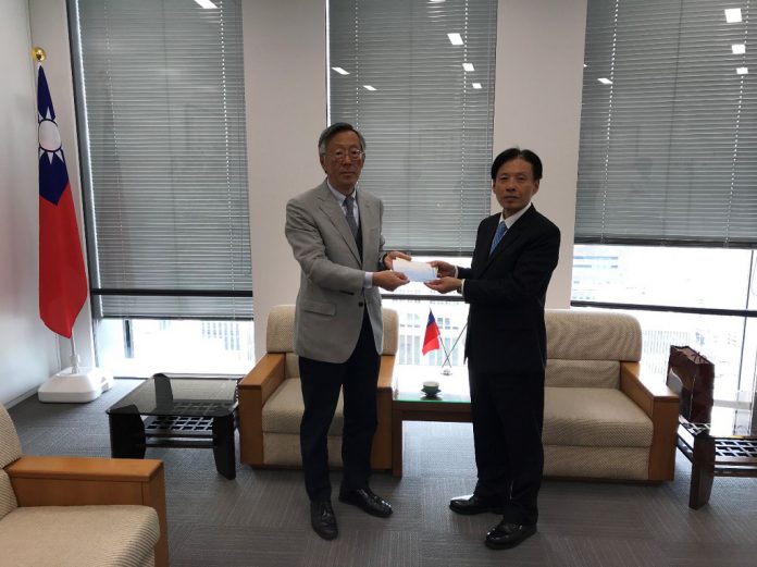 駐大阪辦事處陳處長訓養(右一)接受中華民國留日神戶華僑總會會長陸超(左一)致贈花蓮地震賑災款