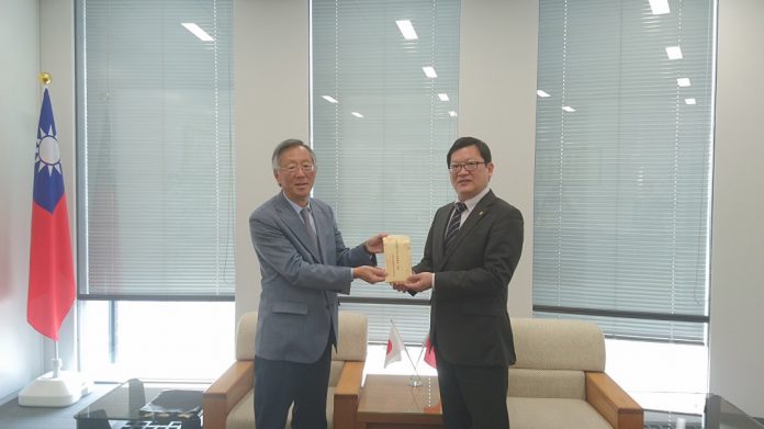 右:駐大阪辦事處洪副處長代為接受中華民國留日神戸華僑總會陸會長超轉贈鄒博馨醫師之花蓮地震賑災款