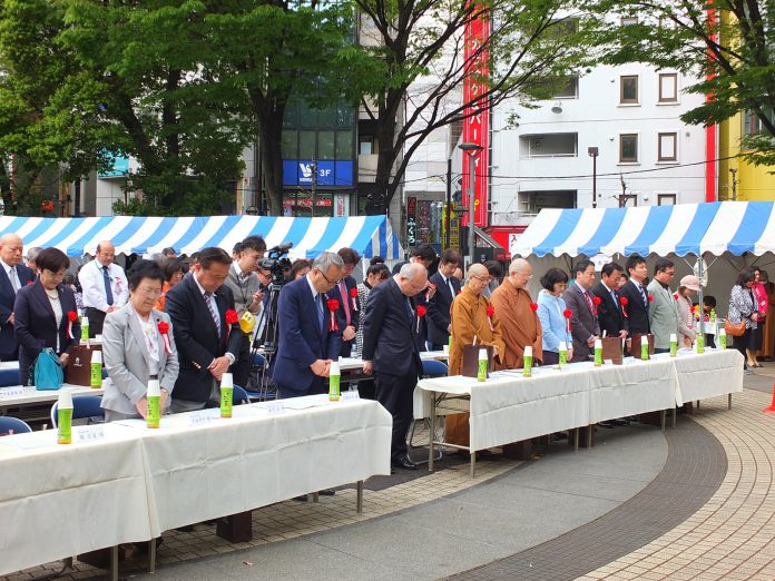 全體人員為東日本大震災的罹難者默禱