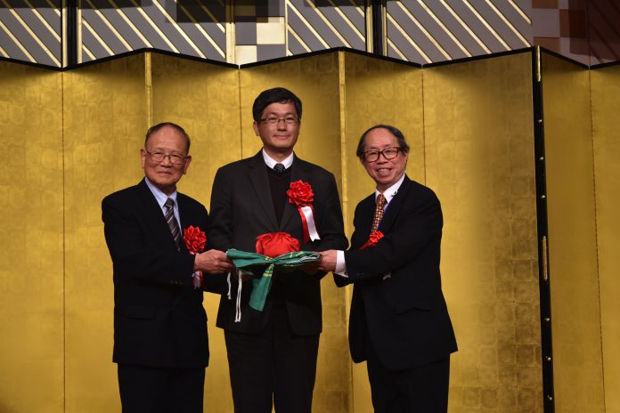 交代式の様子、客家委員会の楊長鎮副主任委員(中央)