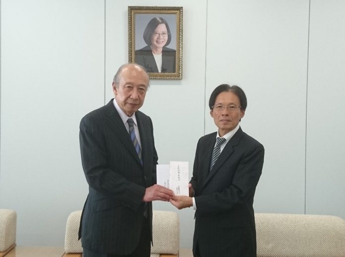 右起 駐大阪辦事處陳處長訓養接受兵庫縣台灣同鄉會鄭會長正秀捐贈花蓮地震賑災款