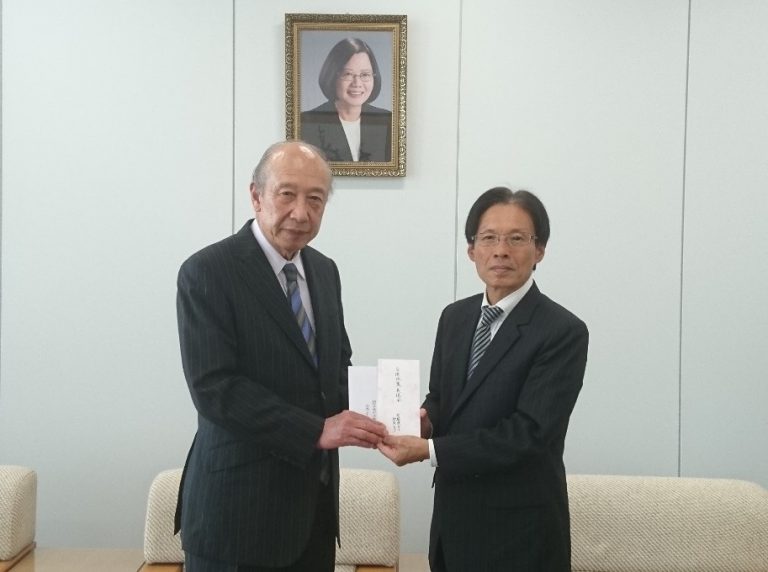 兵庫縣台灣同鄉會鄭正秀會長赴駐大阪辦事處贈花蓮地震賑災款