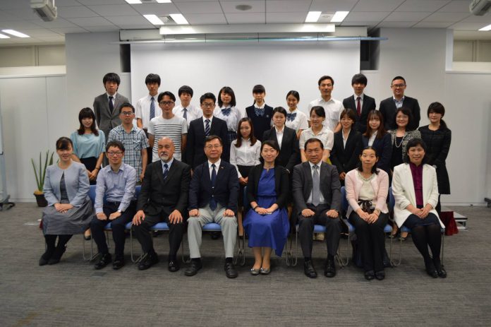 参加者ら記念撮影 教育部の林世英部長は前列左から4番め