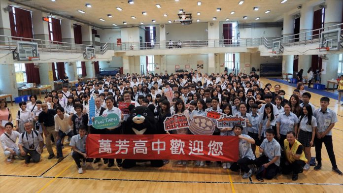 參與這次交流活動的眾人大合影。