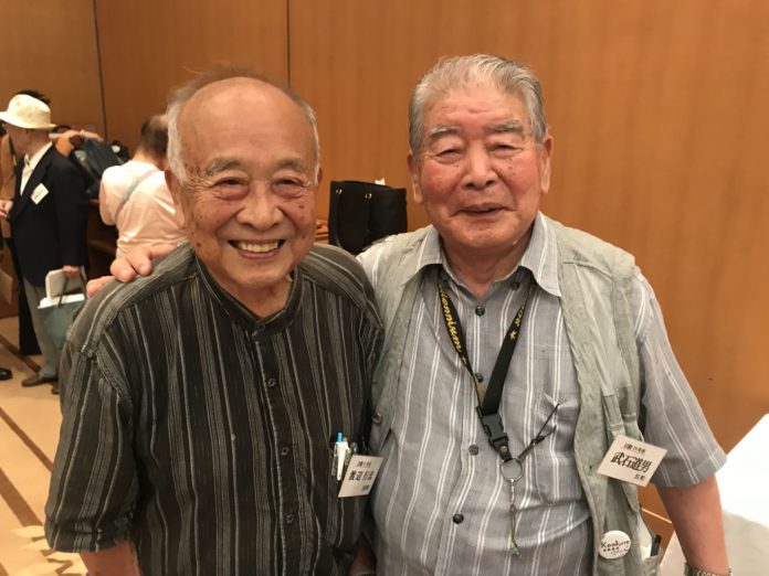 笑顔で写真を撮る渡辺行忠氏(左)と武石道男氏