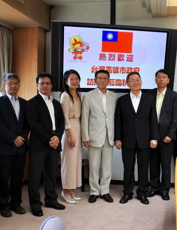 趙建喬秘書長(右二)率團拜會秋田縣府佐竹敬久知事(右三),互期推動秋田包機南進、促進直航交流。(高雄市府提供)