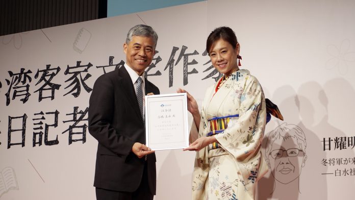 范佐銘遞交證書給高橋真麻